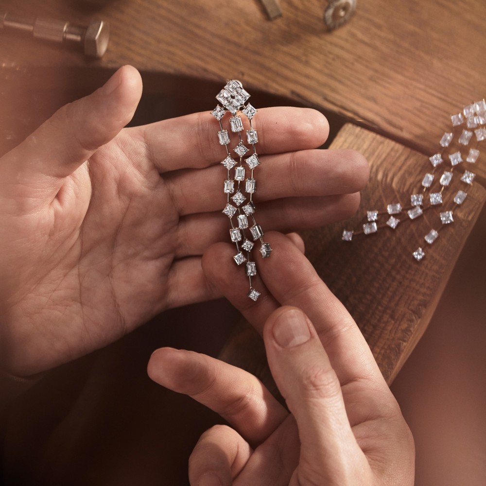 Earrings, 18-carat white gold with diamonds