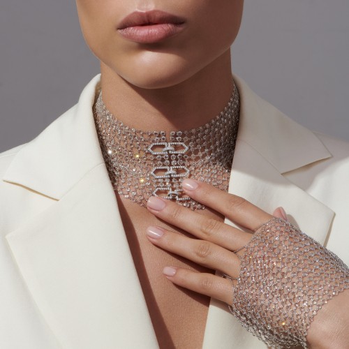 Collar, 18-carat white gold with diamonds Collar, 18-carat white gold with diamonds