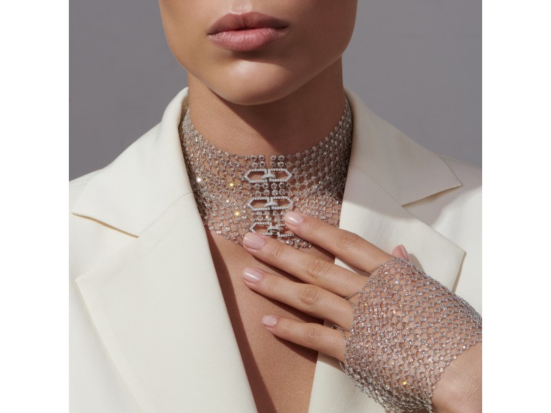 Collar, 18-carat white gold with diamonds Collar, 18-carat white gold with diamonds