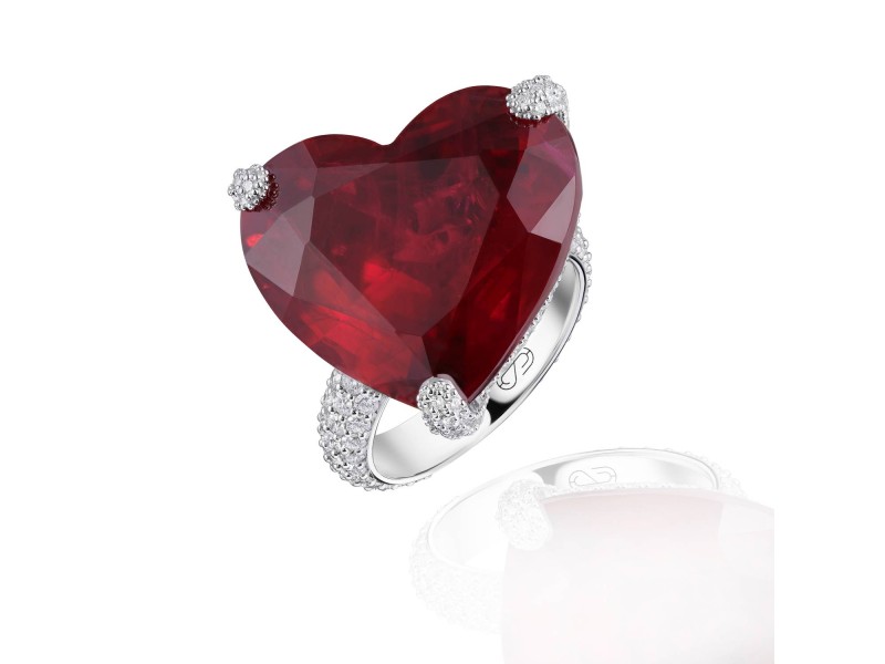 Ring, 18-carat white gold with diamonds and rubies