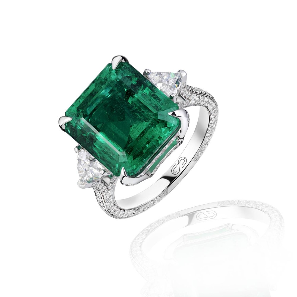 Ring, 18-carat white gold with diamonds and emeralds
