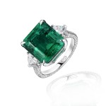 Ring, 18-carat white gold with diamonds and emeralds