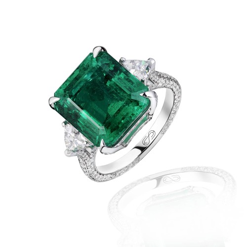 Ring, 18-carat white gold with diamonds and emeralds Ring, 18-carat white gold with diamonds and emeralds