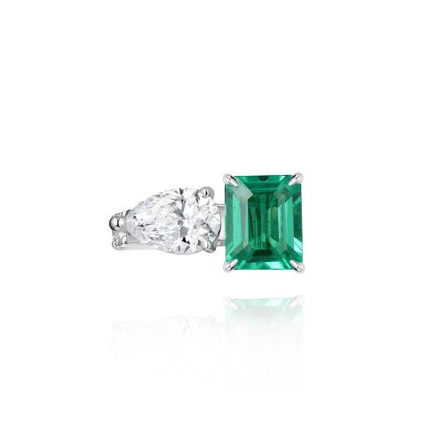 Kaff earring, 18-carat white gold with diamonds and emeralds Kaff earring, 18-carat white gold with diamonds and emeralds