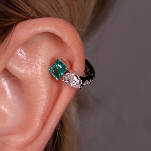 Kaff earring, 18-carat white gold with diamonds and emeralds Kaff earring, 18-carat white gold with diamonds and emeralds