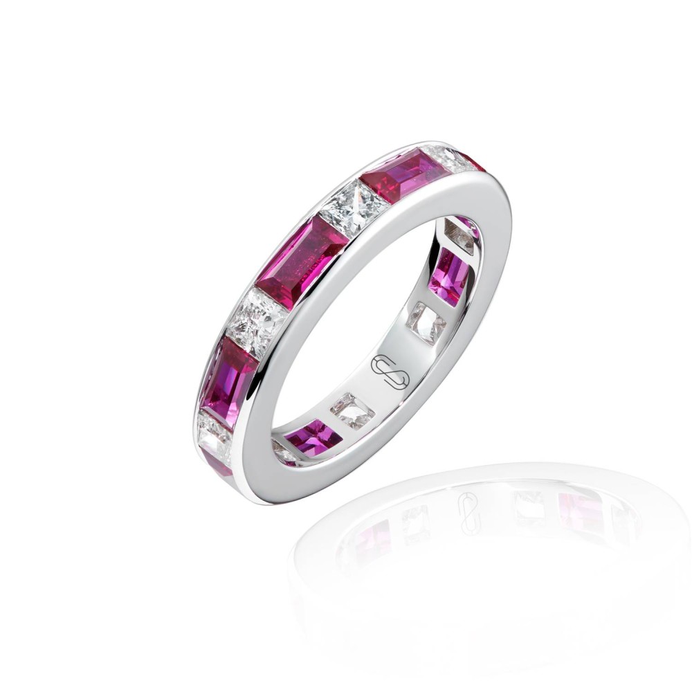 Ring, 18-carat white gold with diamonds and rubies