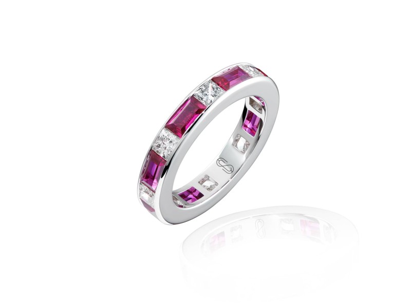 Ring, 18-carat white gold with diamonds and rubies