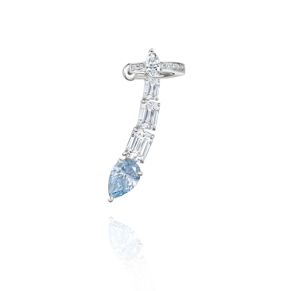 Cuff earring, 18-carat white gold with blue diamonds