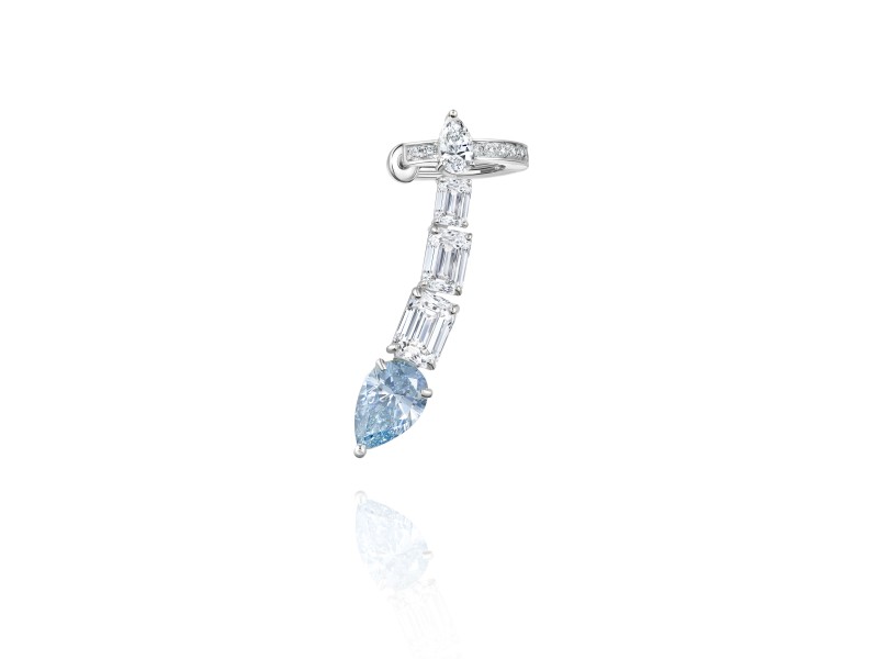 Cuff earring, 18-carat white gold with blue diamonds
