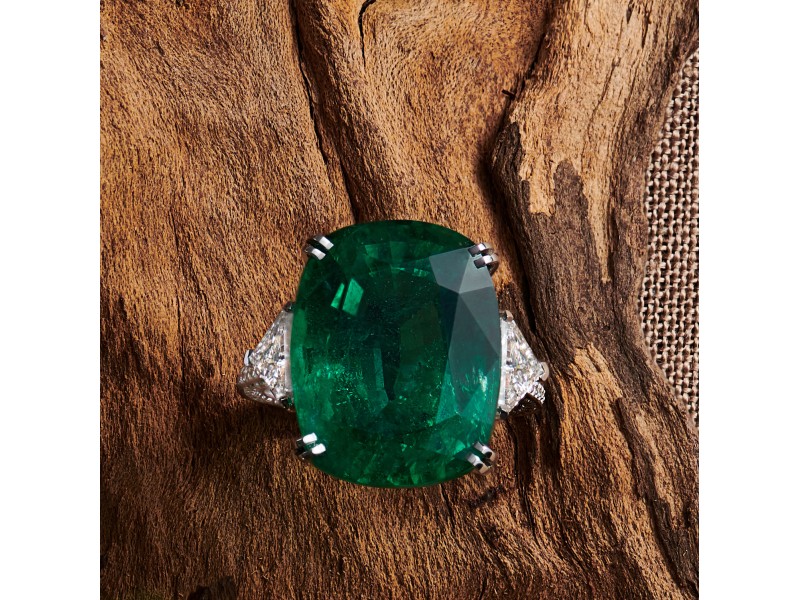 Ring, 18-carat white gold with diamonds and emeralds