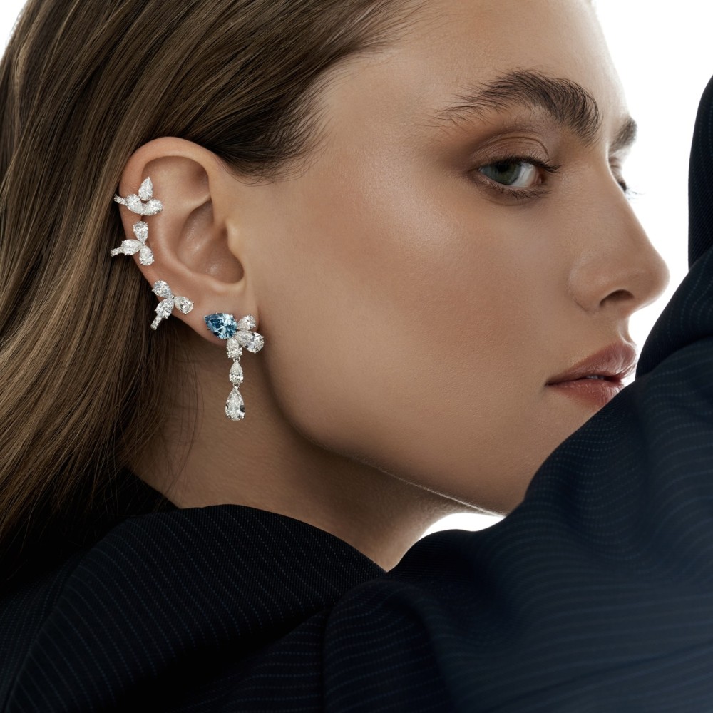 Kaff earring, 18-carat white gold with blue diamonds