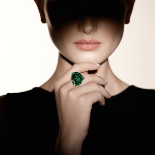 Кольцо, Белое золото 750 пробы с бриллиантами и изумрудами