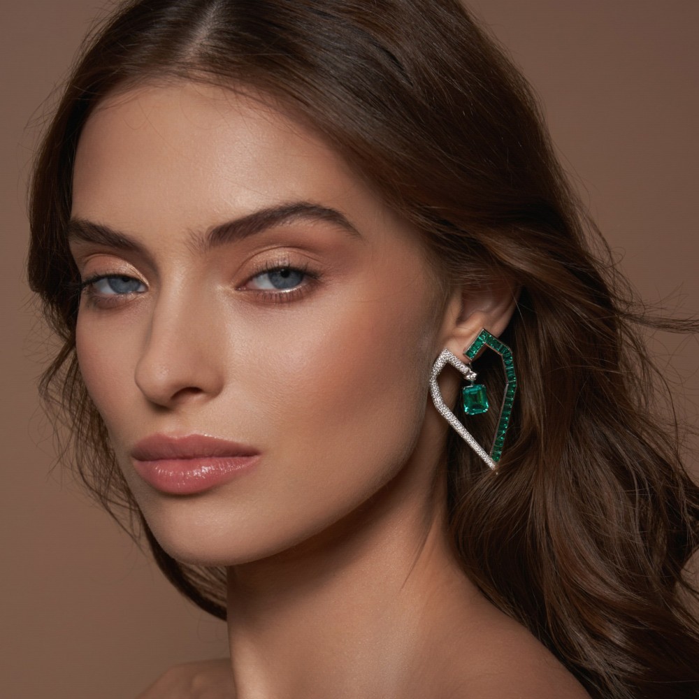 Earrings, 18-carat white gold with diamonds and emeralds