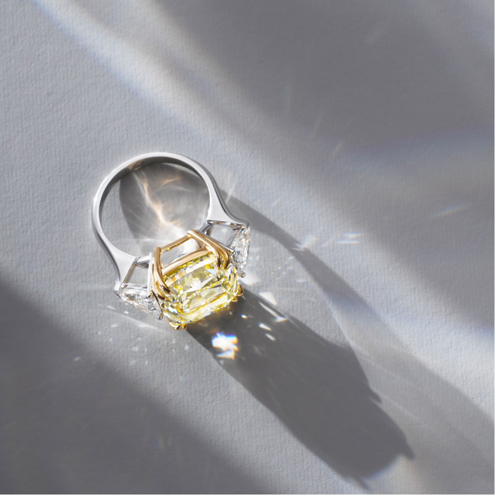 Ring, 18-carat white gold with diamonds and yellow diamonds