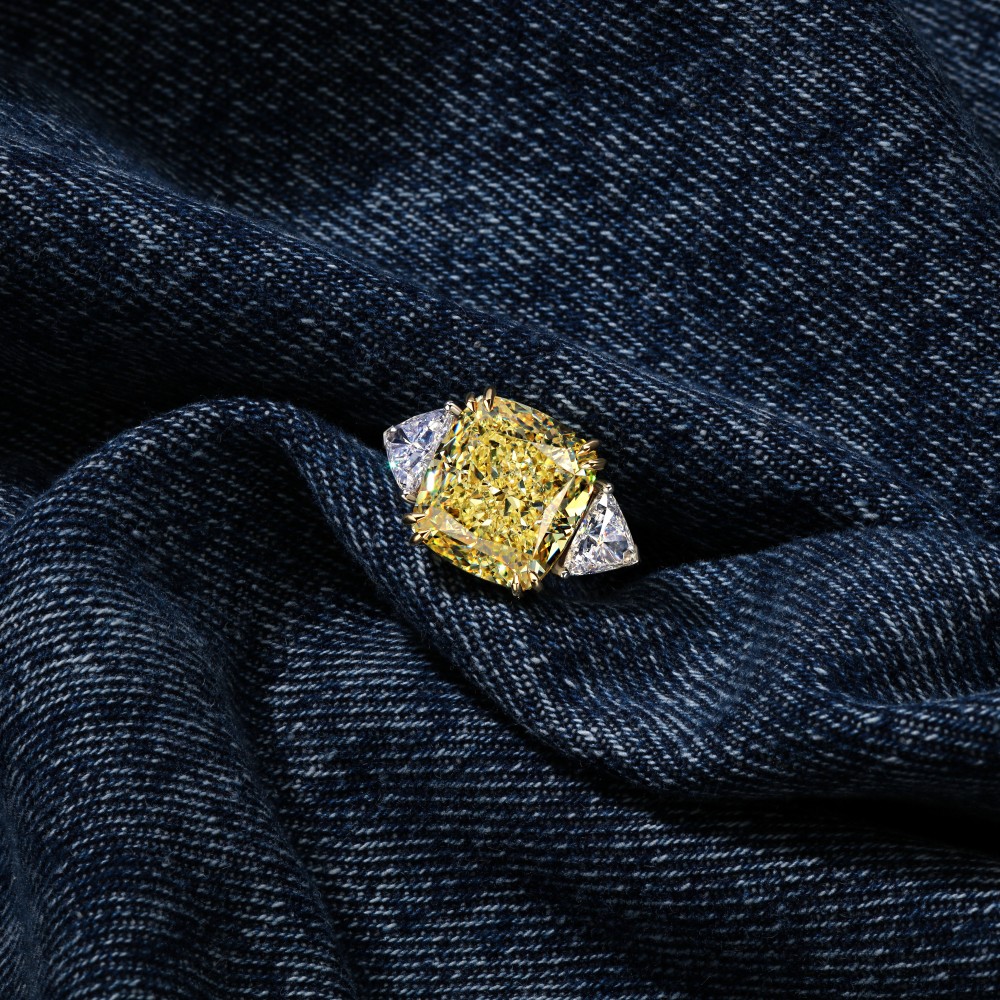 Ring, 18-carat white gold with diamonds and yellow diamonds