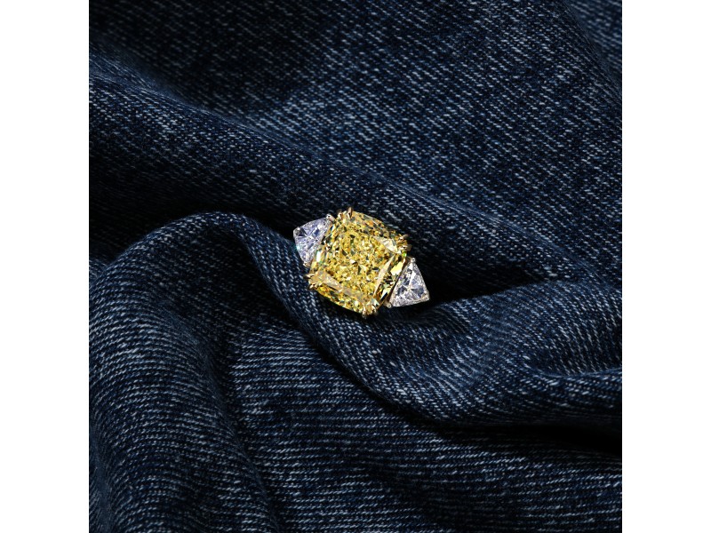 Ring, 18-carat white gold with diamonds and yellow diamonds