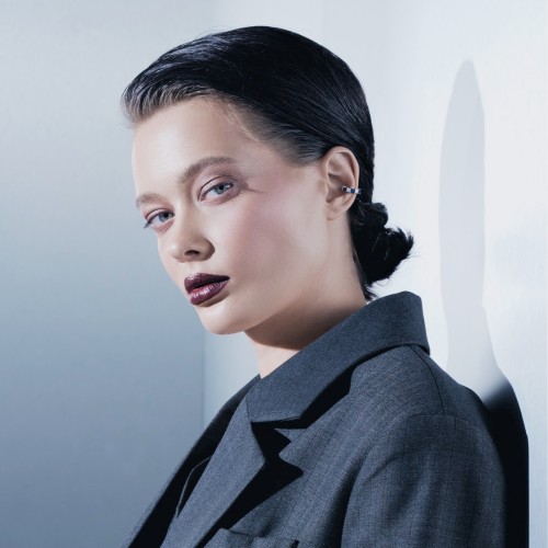 Kaff earring, 18-carat white gold with diamonds and sapphires Kaff earring, 18-carat white gold with diamonds and sapphires