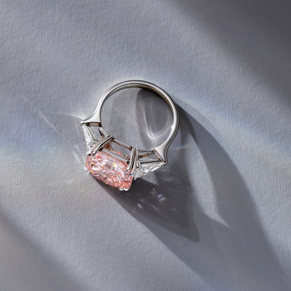 Ring, 18-carat white gold with diamonds
