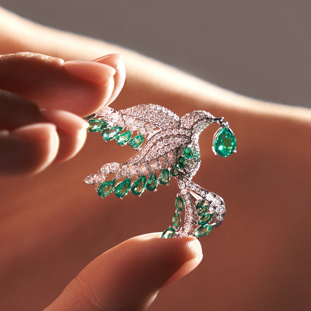 Brooch "Bird", 18-carat white gold with diamonds and emeralds