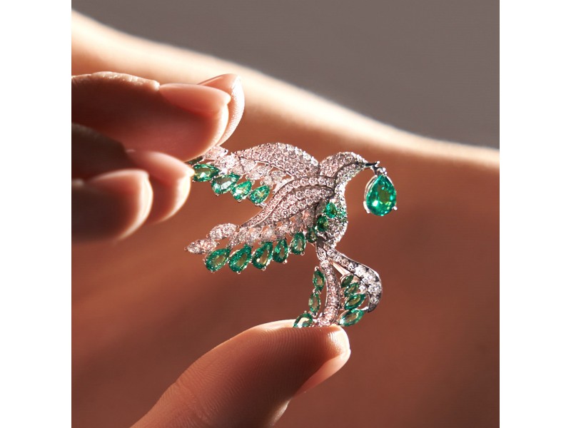 Brooch "Bird", 18-carat white gold with diamonds and emeralds
