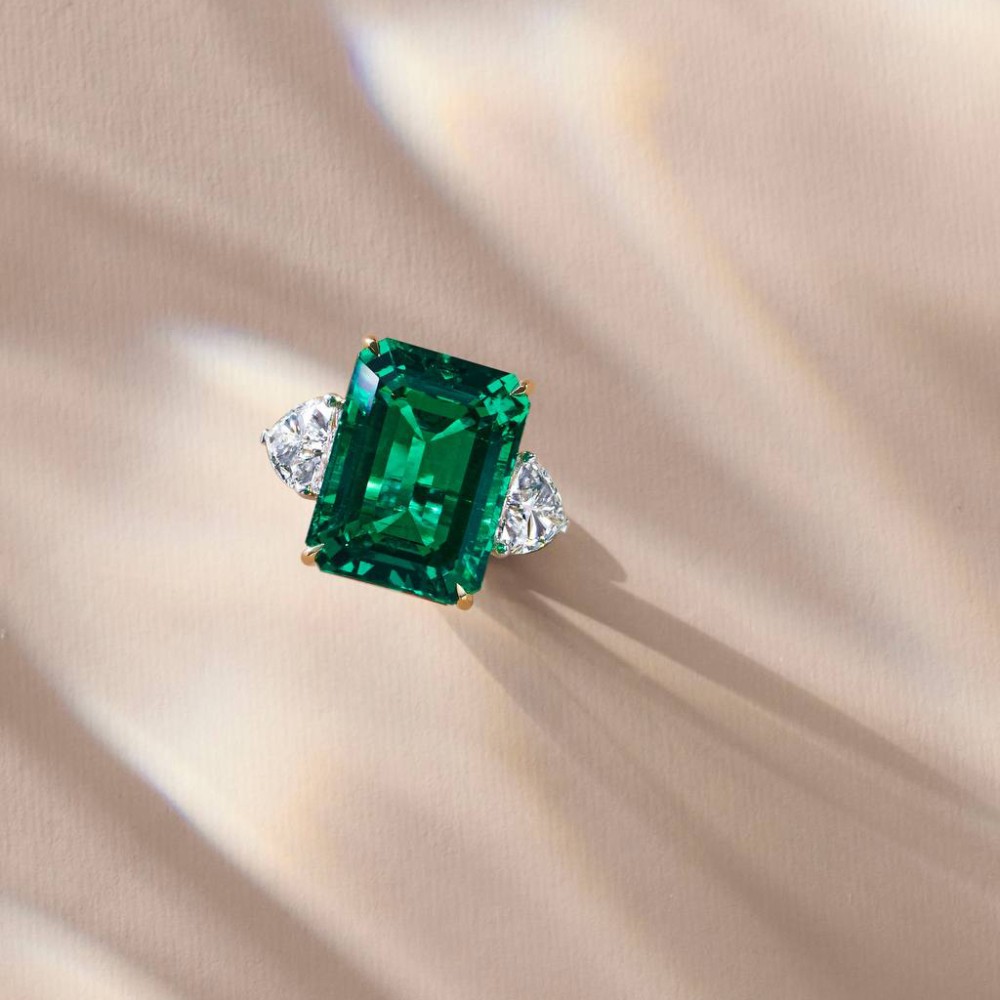 Ring, White gold/18k yellow gold with diamonds and emeralds