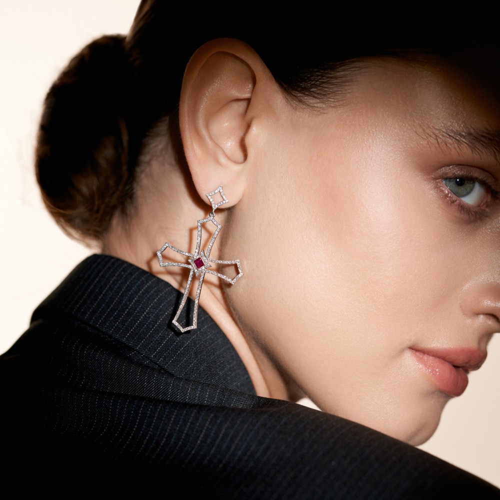 Earrings, 18-carat white gold with diamonds and rubies