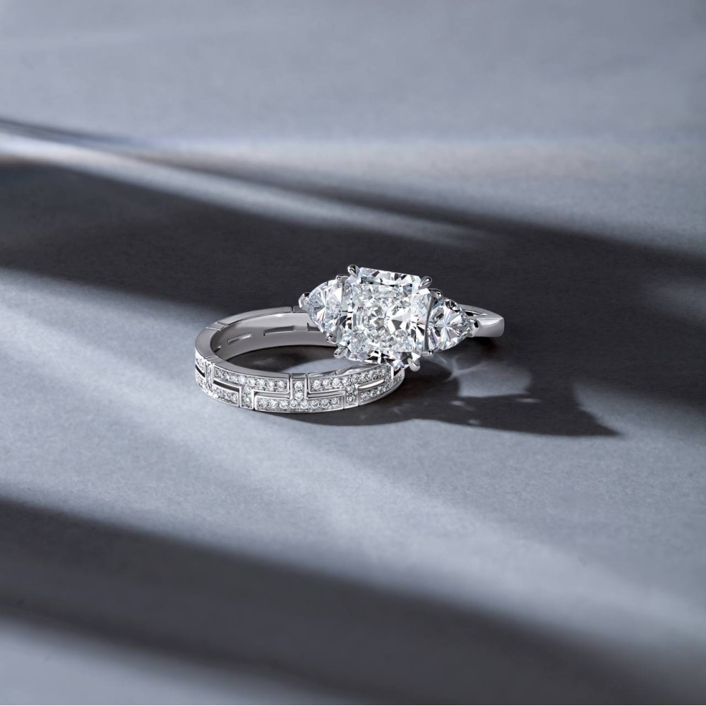 Ring, 18-carat white gold with diamonds