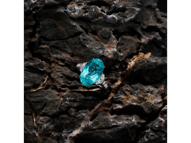 Ring, 18-carat white gold with diamonds and Paraiba tourmaline