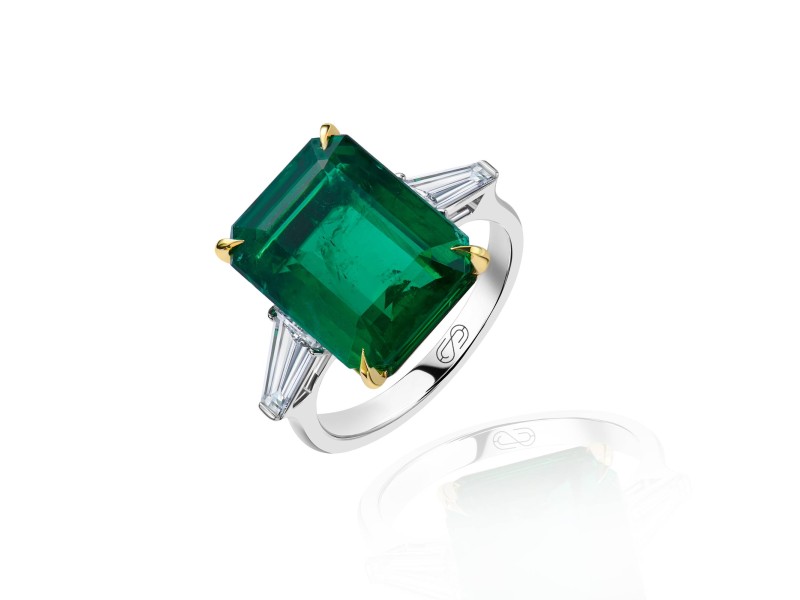 Ring, 18-carat white gold with diamonds and emeralds