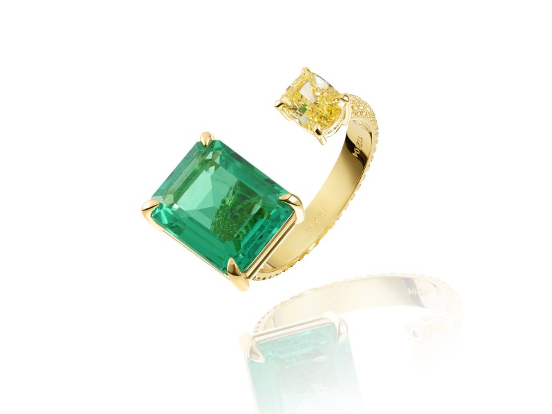 Ring, 18-karat yellow gold with yellow diamonds and emeralds