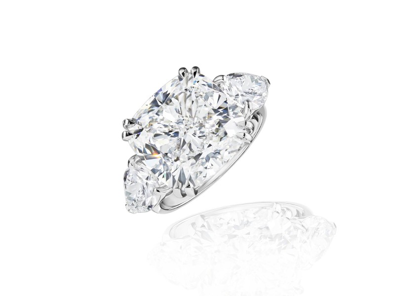 Ring, 18-carat white gold with diamonds