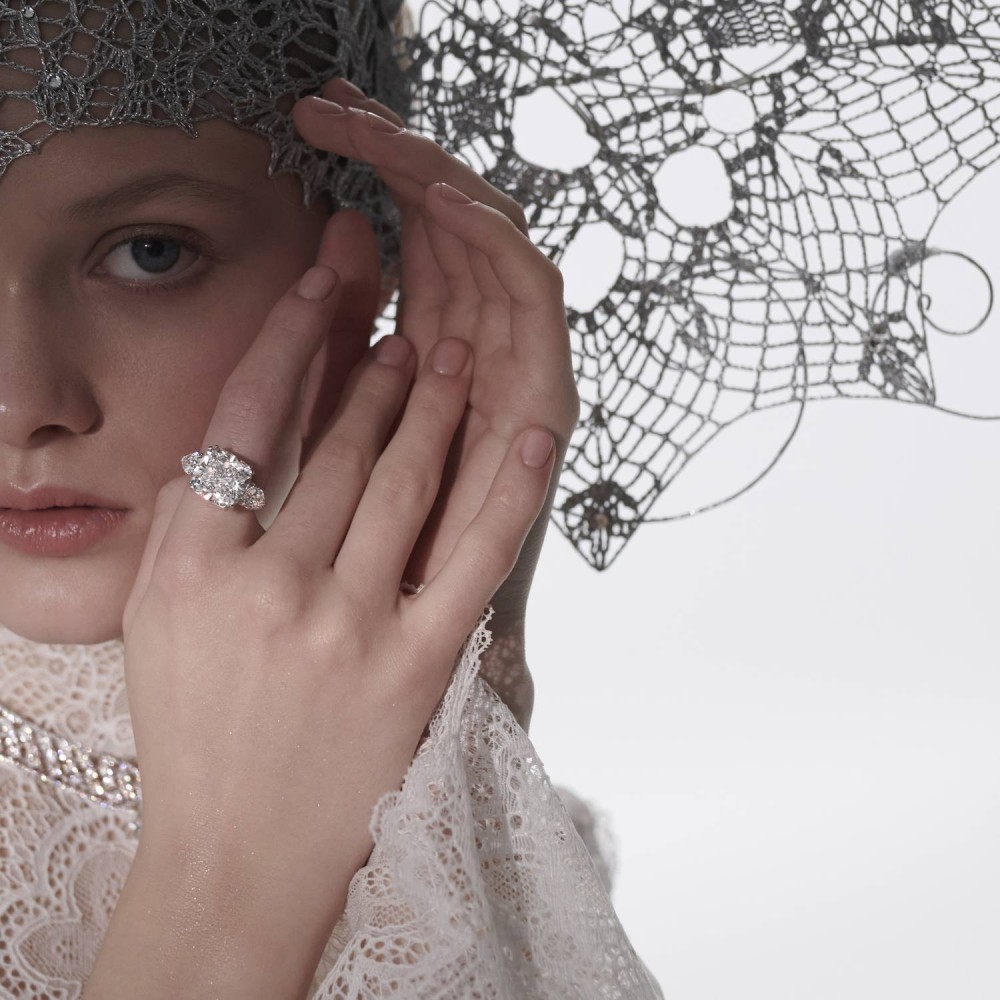 Ring, 18-carat white gold with diamonds