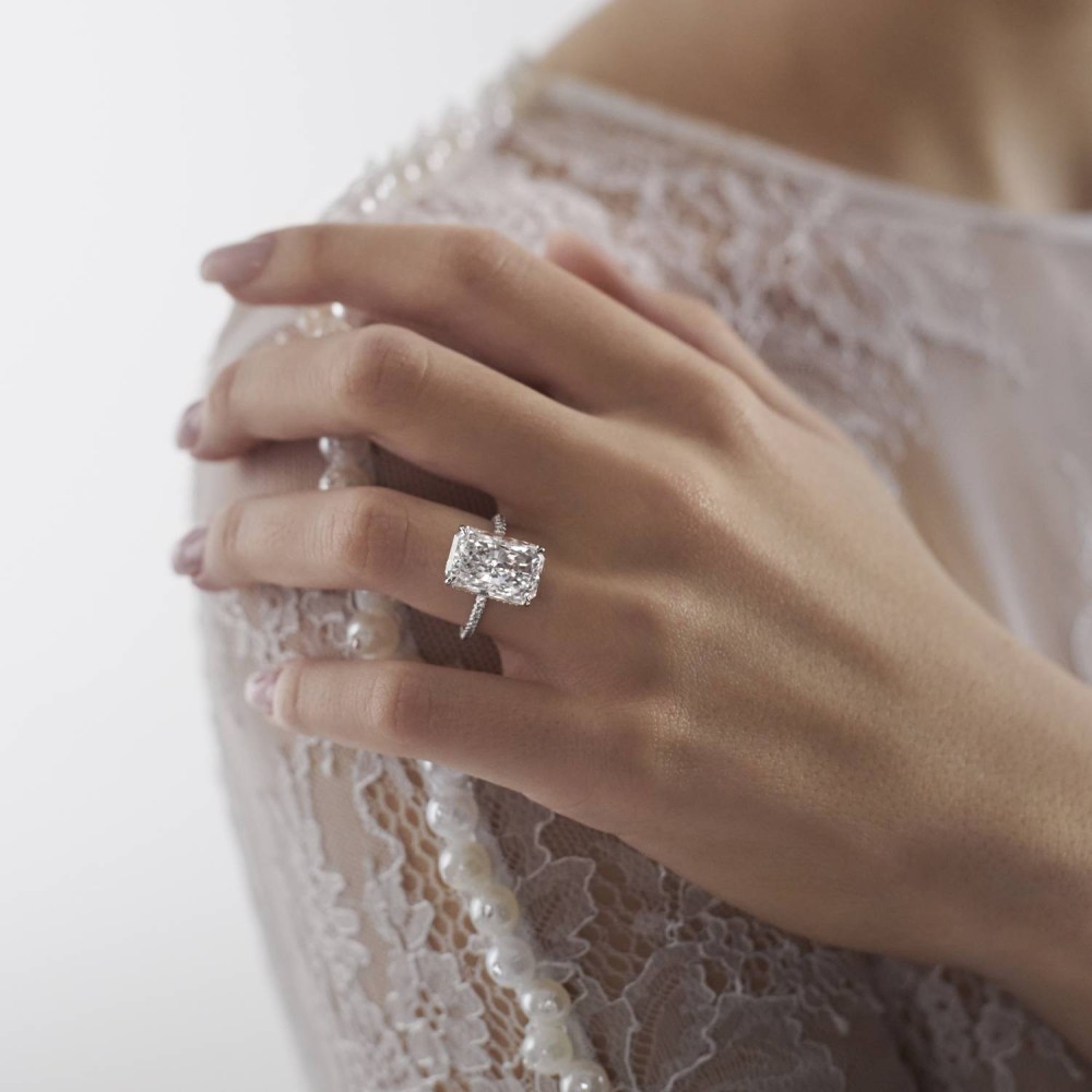 Ring, 18-carat white gold with diamonds