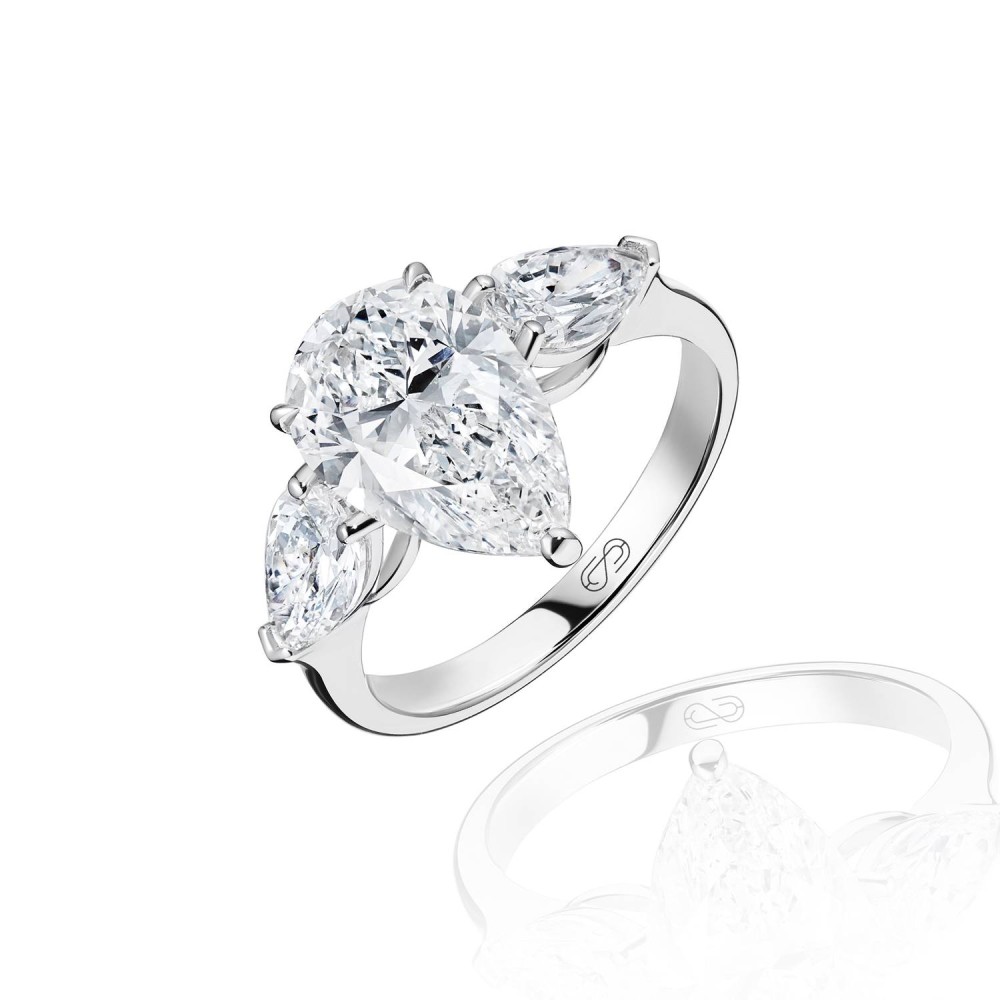 Ring, 18-carat white gold with diamonds
