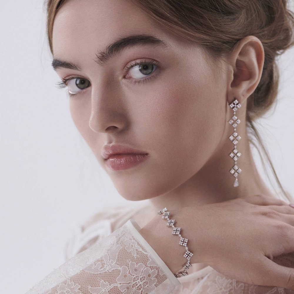 Earrings, 18-carat white gold with diamonds
