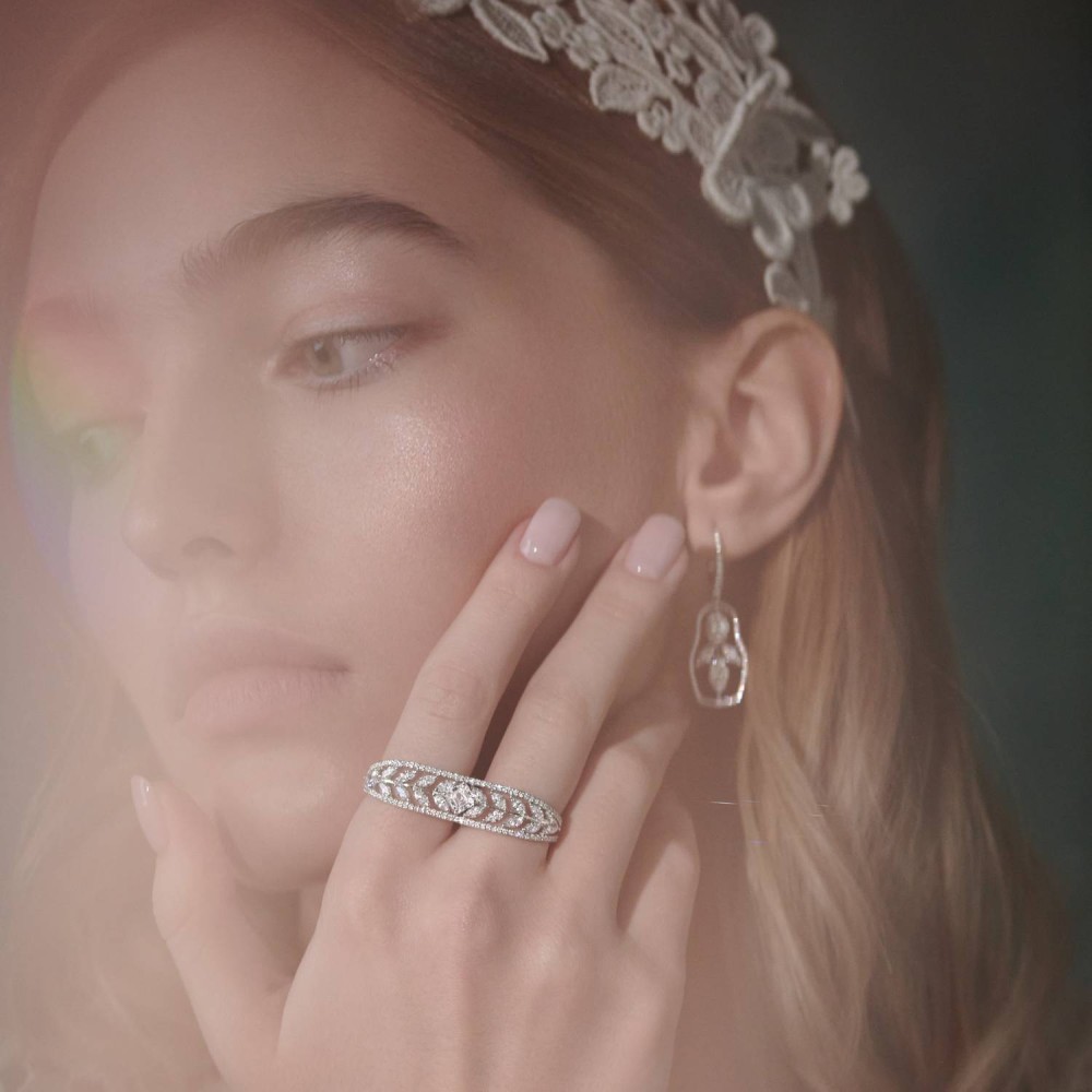 Ring, 18-carat white gold with diamonds