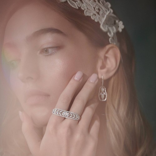 Ring, 18-carat white gold with diamonds