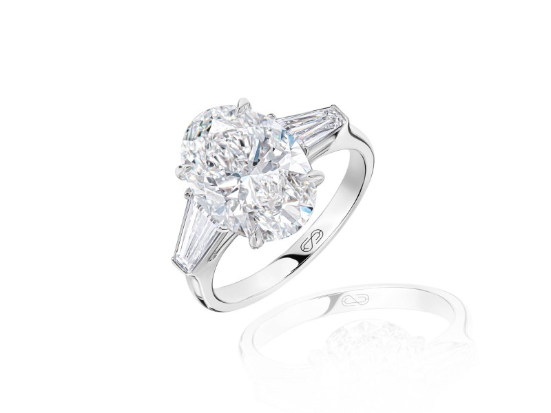 Ring, 18-carat white gold with diamonds