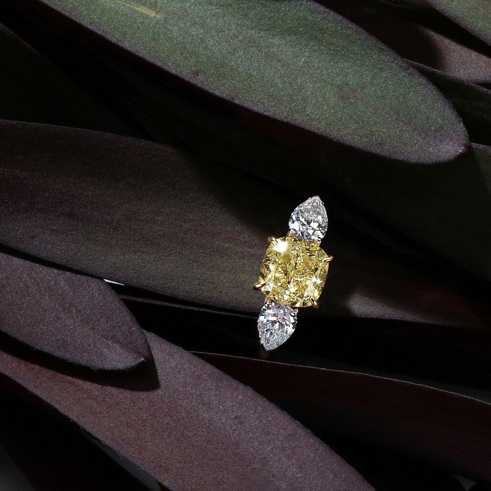 Ring, 18-carat white gold with diamonds
