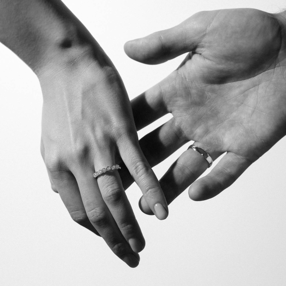 Wedding ring, 18-carat white gold with diamonds