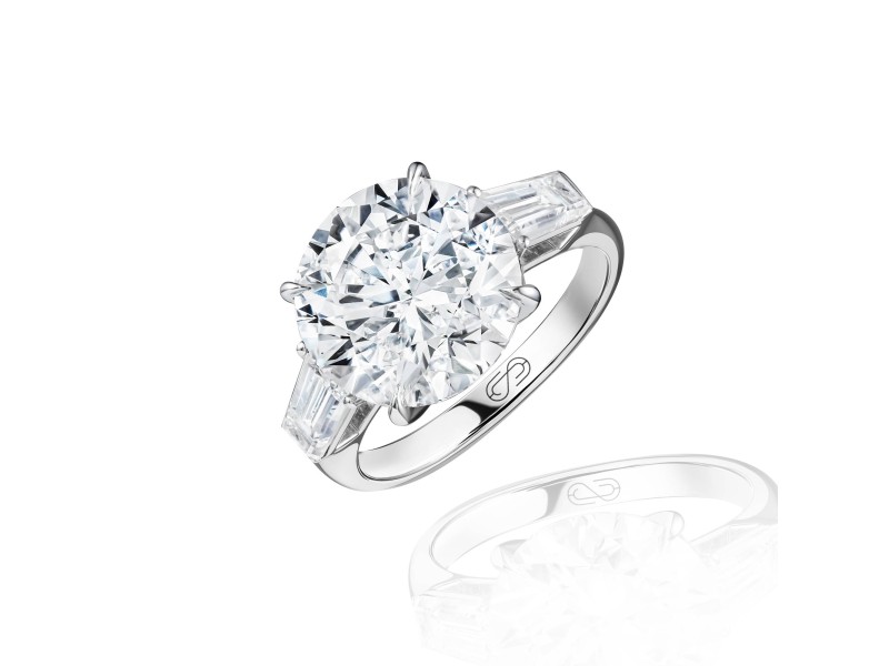 Ring, 18-carat white gold with diamonds