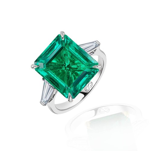 Ring, 18-carat white gold with diamonds & emeralds Ring, 18-carat white gold with diamonds & emeralds