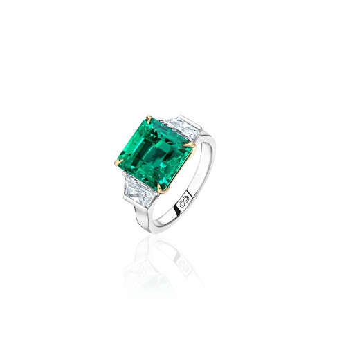 Ring 18-carat white gold with diamonds and emerald Ring 18-carat white gold with diamonds and emerald