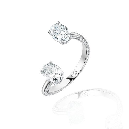 Ring, 18-carat white gold with blue diamonds Ring, 18-carat white gold with blue diamonds