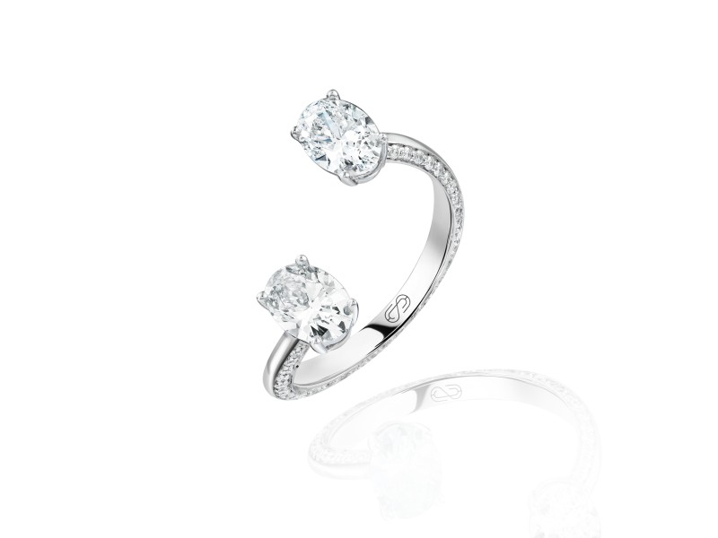 Ring, 18-carat white gold with blue diamonds