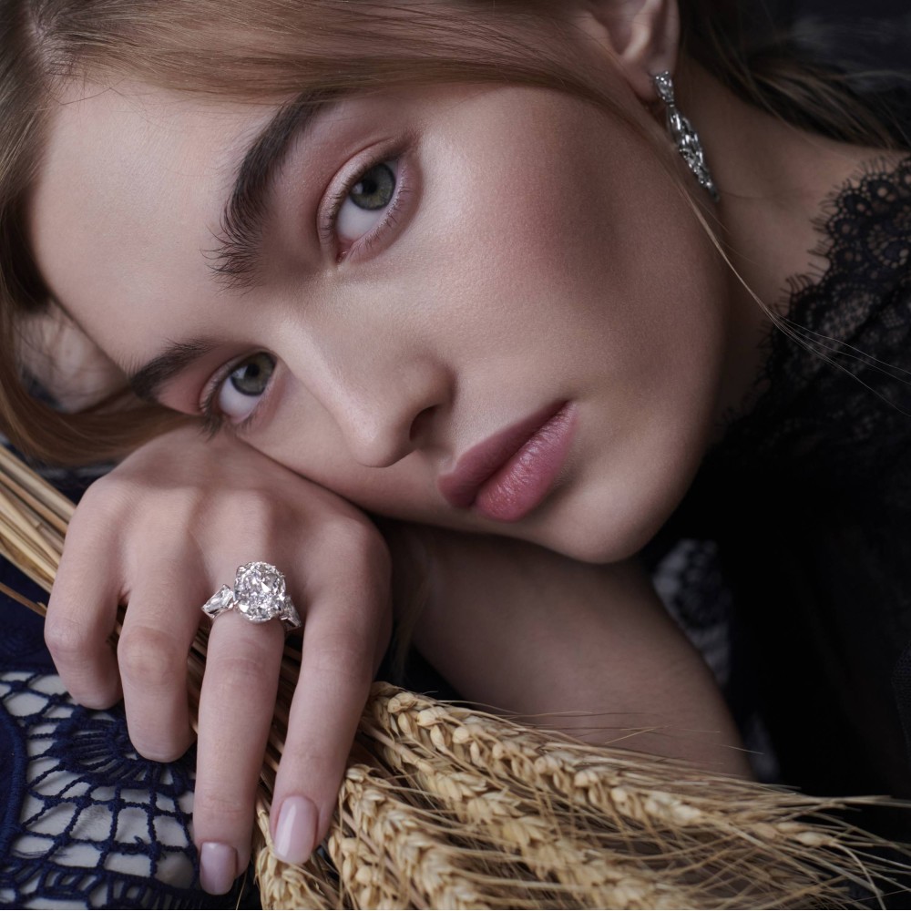Ring, 18-carat white gold with diamonds