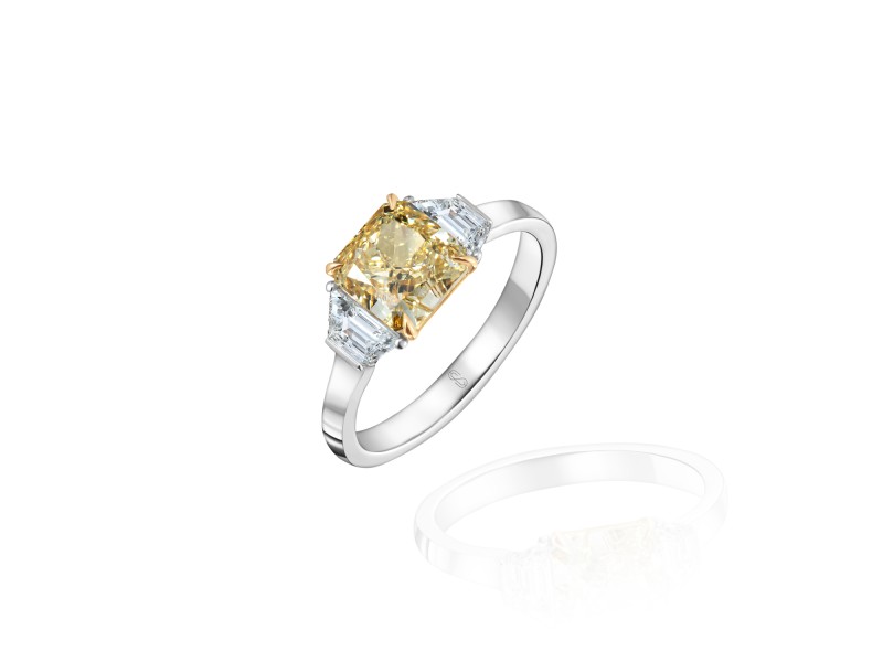 Ring, 18-carat white gold with diamonds and yellow diamonds