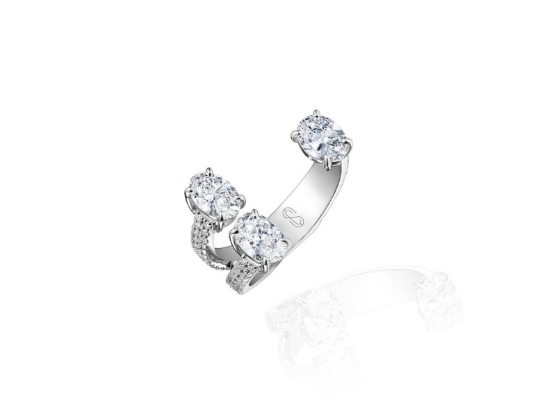 Ring, 18-carat white gold with diamonds
