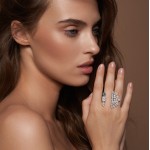 Ring, 18-carat white gold with diamonds