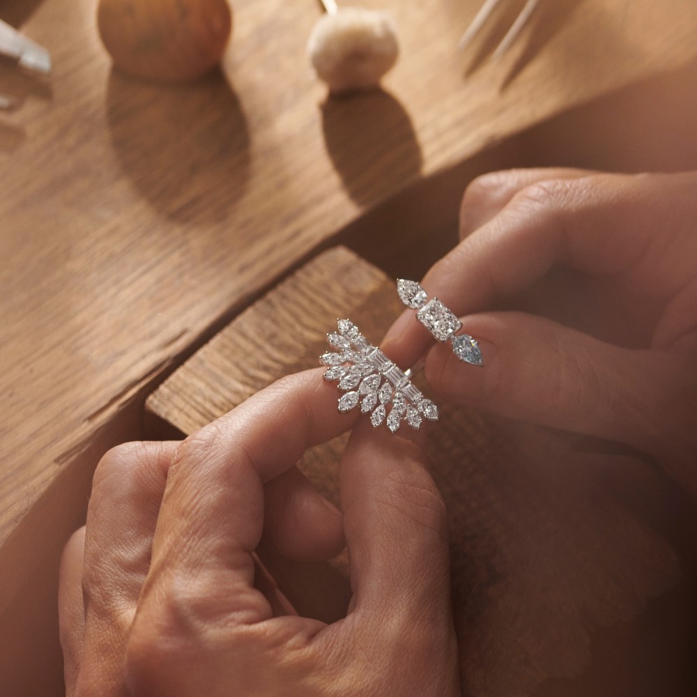 Ring, 18-carat white gold with diamonds
